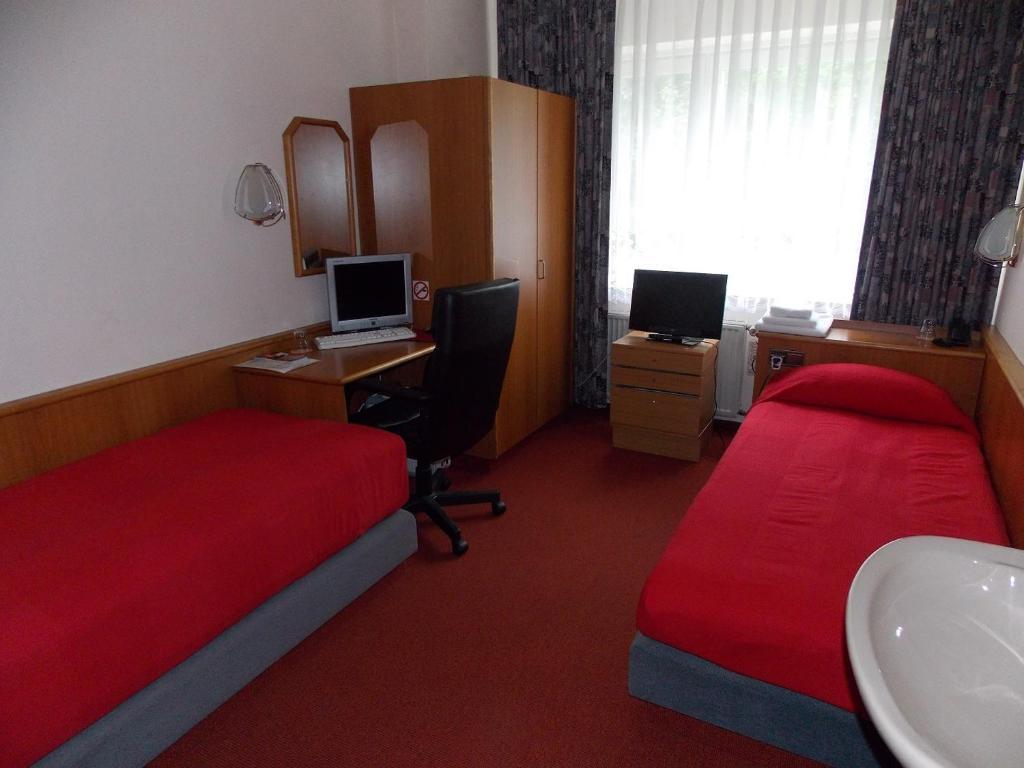 Miles Hotel Berlin Room photo